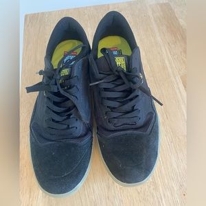 VANS Ultimate waffle men’s sneakers in size 10 black